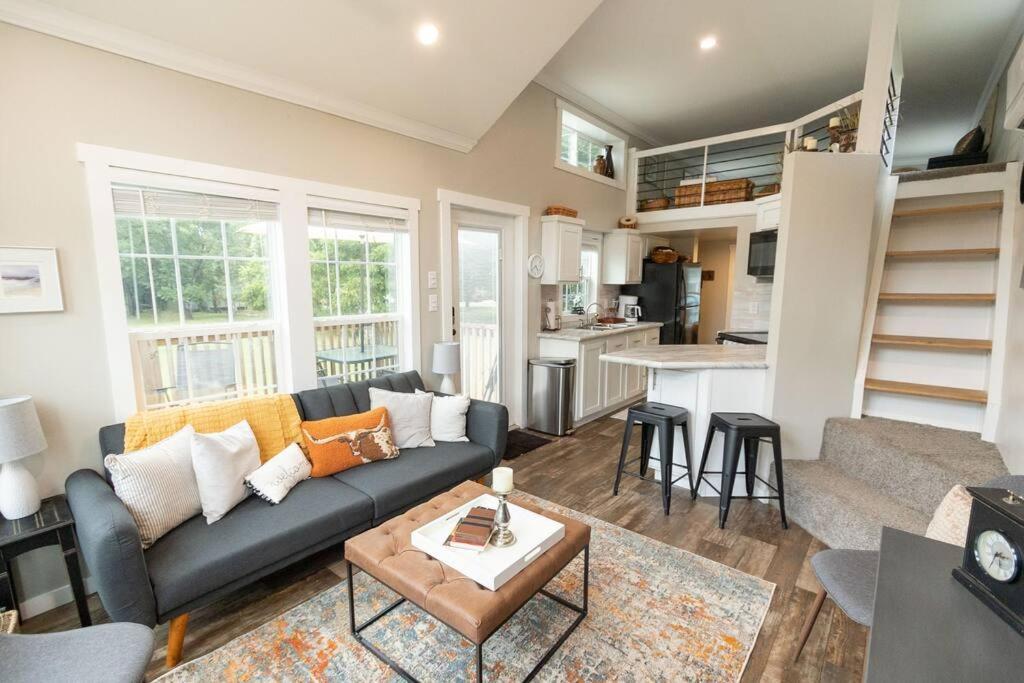 Pet Friendly Tiny House Rental With New Access To Guadalupe River Nbtx 뉴 브라운펠스 외부 사진