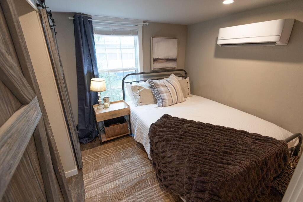 Pet Friendly Tiny House Rental With New Access To Guadalupe River Nbtx 뉴 브라운펠스 외부 사진