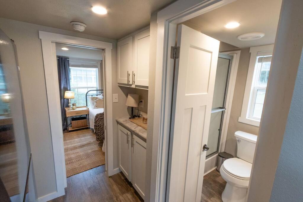 Pet Friendly Tiny House Rental With New Access To Guadalupe River Nbtx 뉴 브라운펠스 외부 사진