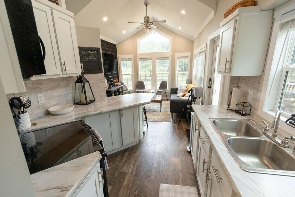 Pet Friendly Tiny House Rental With New Access To Guadalupe River Nbtx 뉴 브라운펠스 외부 사진