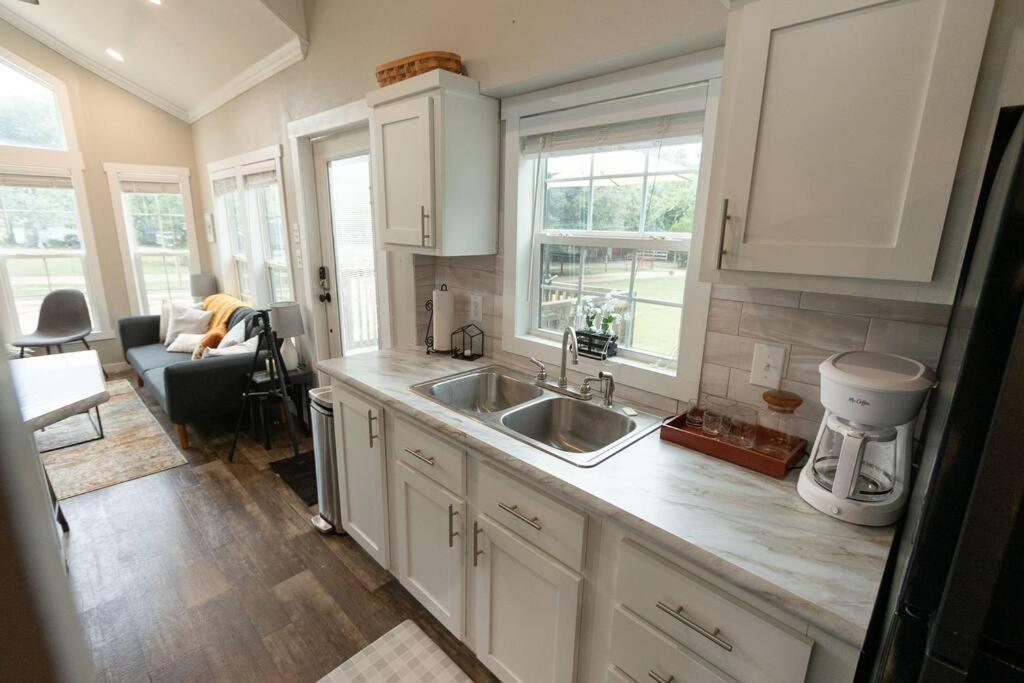 Pet Friendly Tiny House Rental With New Access To Guadalupe River Nbtx 뉴 브라운펠스 외부 사진
