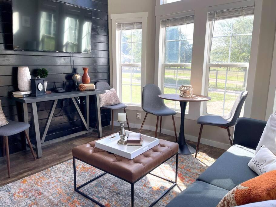 Pet Friendly Tiny House Rental With New Access To Guadalupe River Nbtx 뉴 브라운펠스 외부 사진