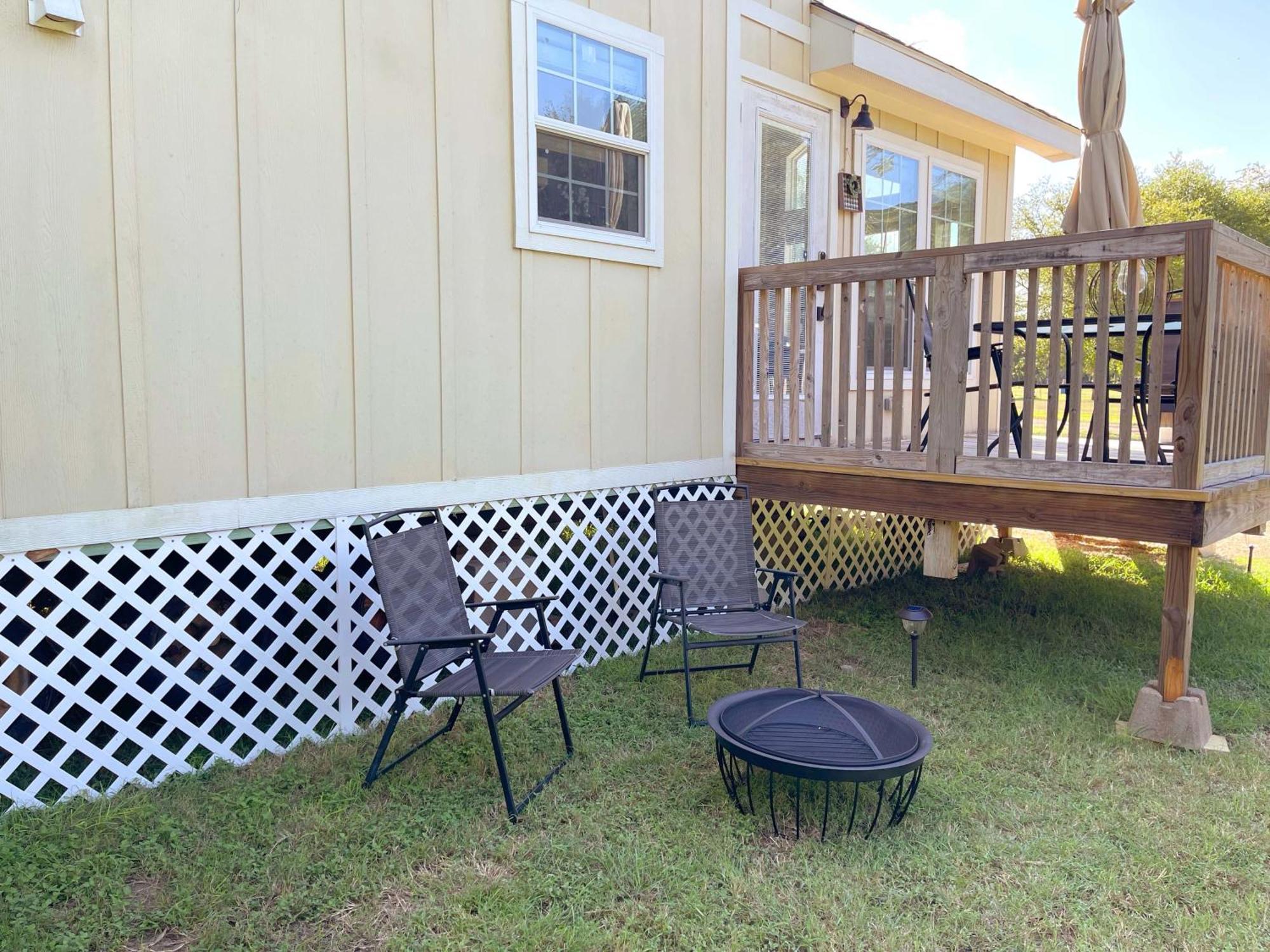 Pet Friendly Tiny House Rental With New Access To Guadalupe River Nbtx 뉴 브라운펠스 외부 사진