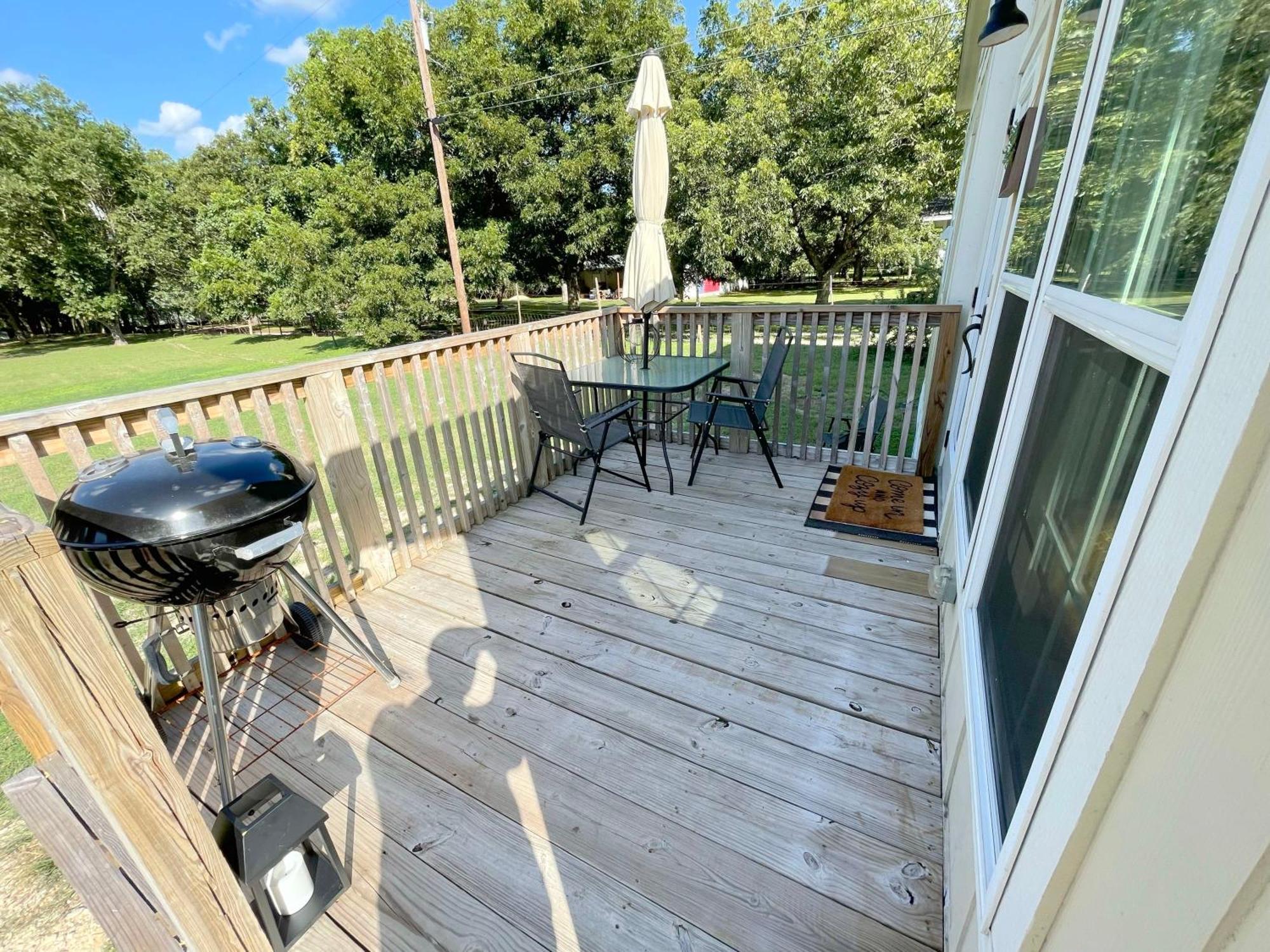 Pet Friendly Tiny House Rental With New Access To Guadalupe River Nbtx 뉴 브라운펠스 외부 사진
